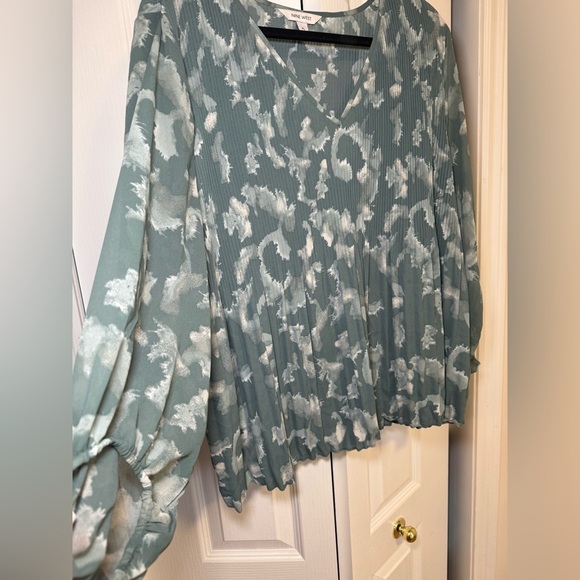 NINE WEST - Elegant Chic Business Casual Green and White Patterned Women's Top - Picture 5 of 6